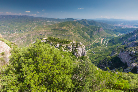 夏日风景蒙特塞拉特山，西班牙为视角