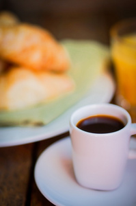 美味早餐  咖啡与牛角包 橙汁和果酱上 w