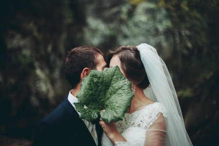 美丽的婚礼夫妻两人在石头山上风景在河上