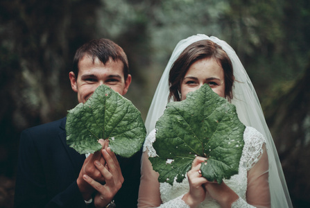 美丽的婚礼夫妻两人在石头山上风景在河上