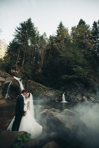 美丽的婚礼夫妻两人在石头山上风景在河上