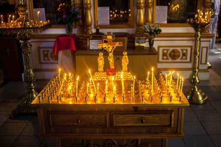 法坛与交叉和基督教教堂蜡烛
