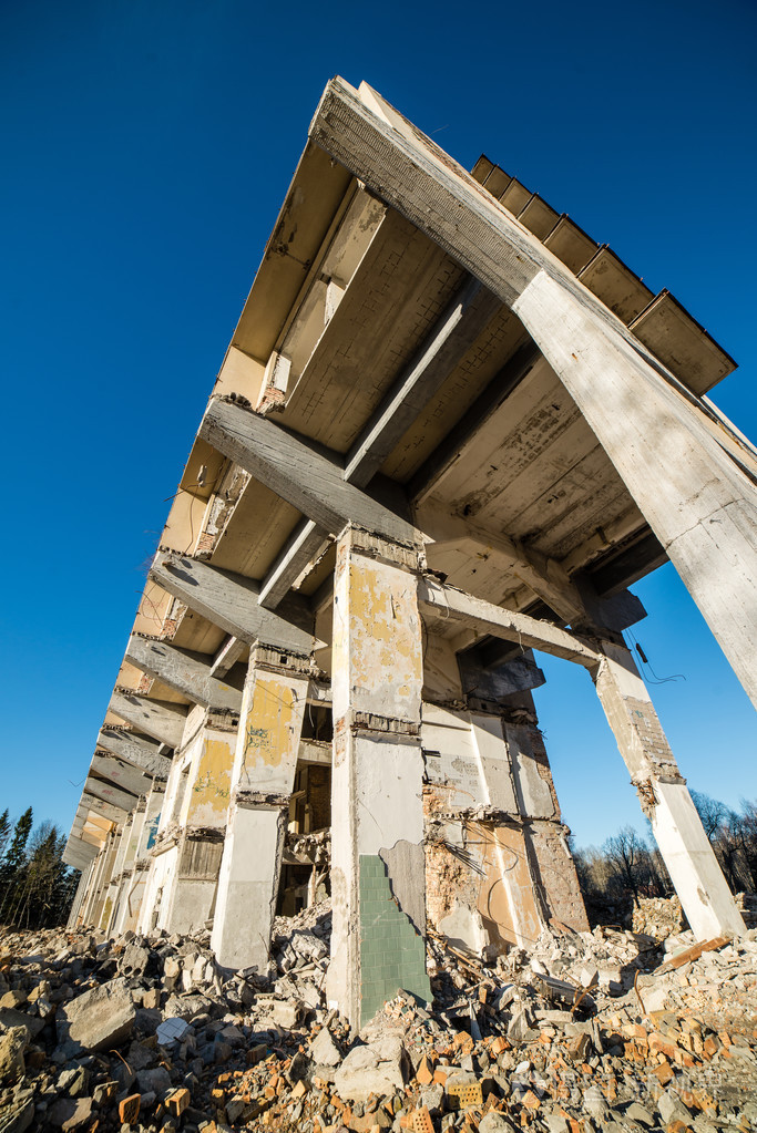 这栋废弃的大楼废墟