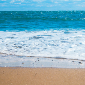 蓝色的大海和沙滩用金色的沙子