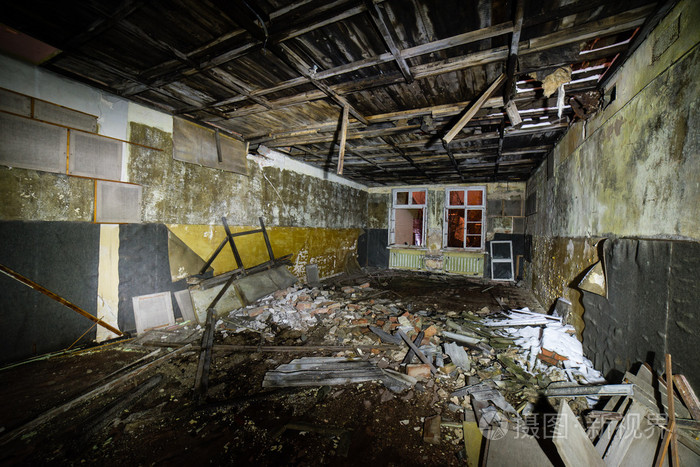 这栋废弃的大楼废墟