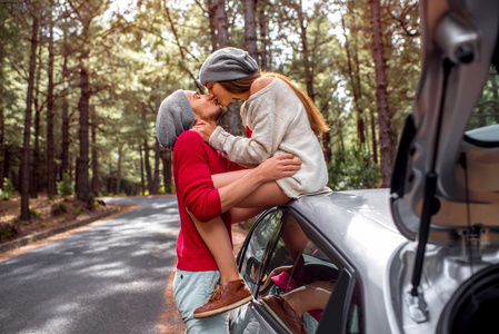一对年轻夫妇开车在森林里旅行