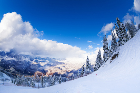 雪后山的全景