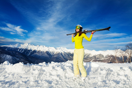 在滑雪度假村女人温暖的日子