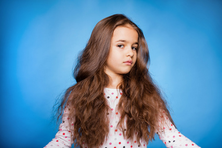 茂盛松散的棕色头发图片