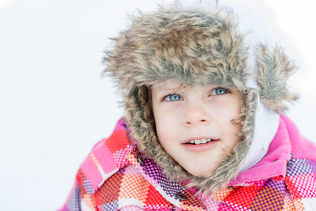 冬天的衣服的小姑娘蹒跚学步的肖像