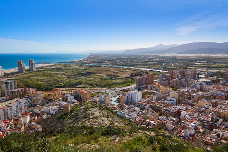 库列拉海滩空中与村庄 Valencia 的天际线