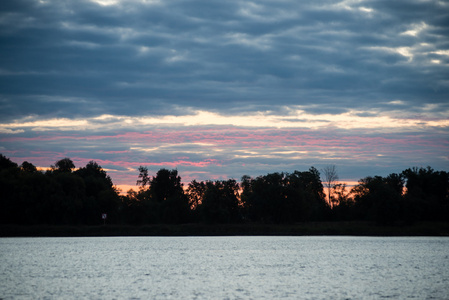 在湖的日落