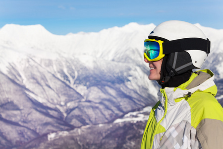 翻越山峰滑雪女人的画像