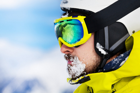 在滑雪谷歌和雪上胡子男人的肖像