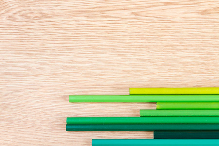 木制的桌子上的彩色笔。均衡器概念