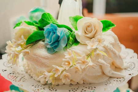 用鲜花的婚礼蛋糕