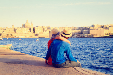 快乐的年轻夫妇在马耳他，欧洲旅行