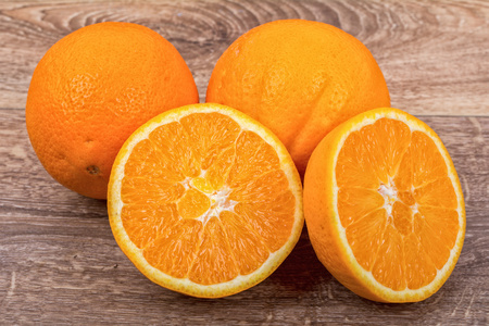 橙色的橙子上木制的背景