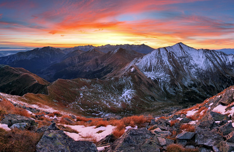 山日落秋天 Tatra 景观，斯洛伐克