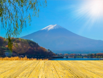 木桌和模糊图像的富士山在日本，高建群