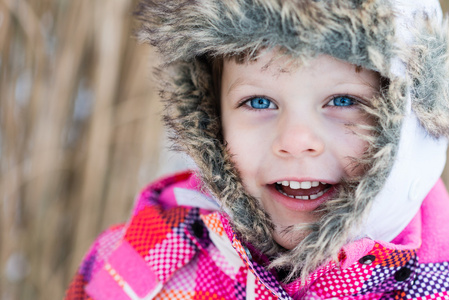 冬天的乐趣肖像快乐儿童女孩冬天去散步