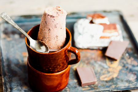 巧克力冰淇淋与一杯咖啡，夏天甜点核桃