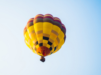 彩色热气球在日落之旅旅行的开始