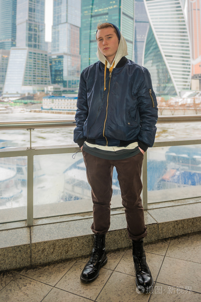 一个年轻人在衣服上的光头党在莫斯科市的背景