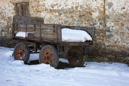 老大篷车和雪照片