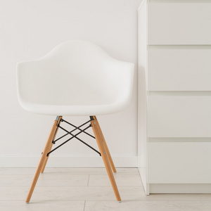 在现代设计中的白色椅子