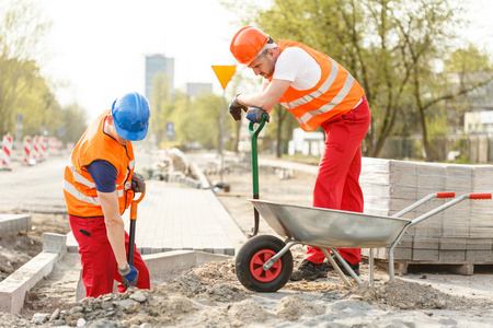 在公路建设上挖的劳动者