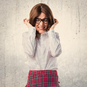 青少年学生女孩捂着耳朵图片