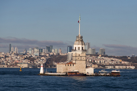 在博斯普鲁斯海峡，土耳其伊斯坦布尔市的少女塔
