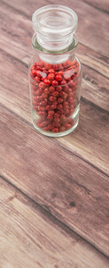 粉红胡椒品种在玻璃瓶