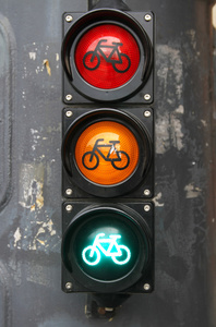 交通灯与自行车标志为骑自行车的人关闭。红黄色 g