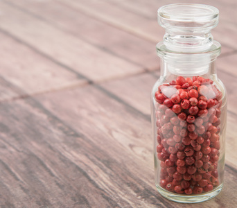 粉红胡椒品种在玻璃瓶