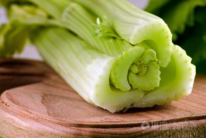 芹菜切成薄片上厨房板