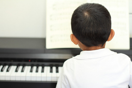 日本男孩弹钢琴5岁