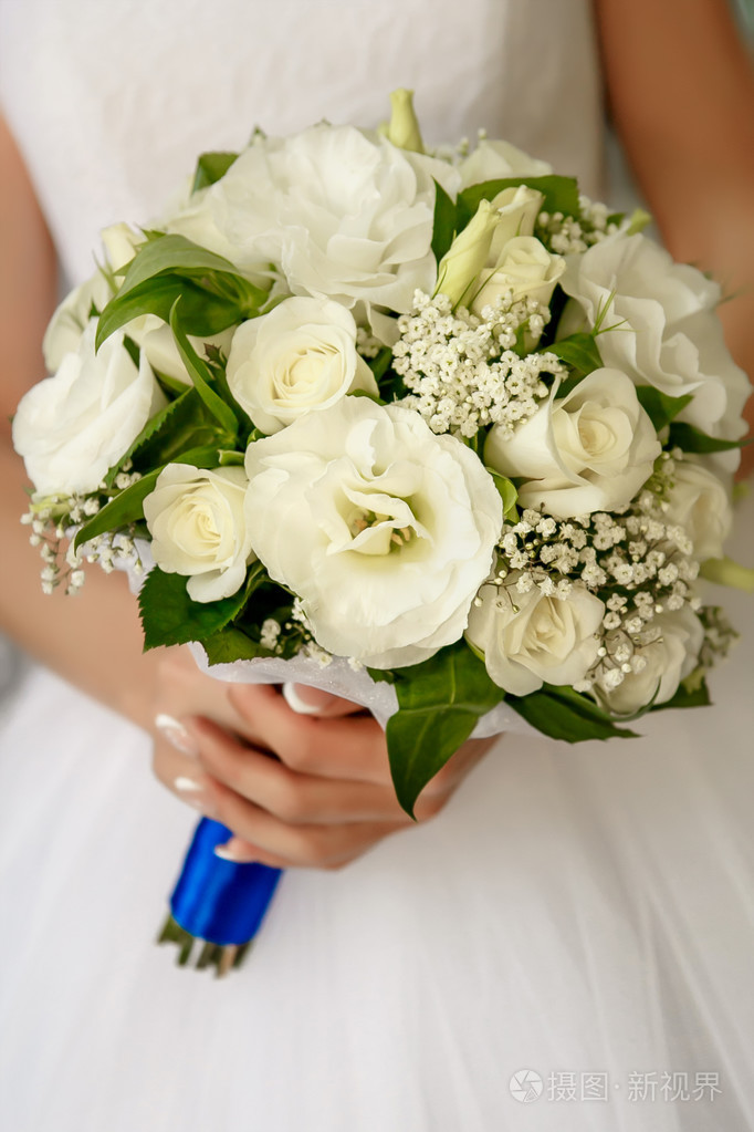 新娘她手里拿着的婚礼花束