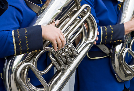 乐师们在街头乐队演奏低音大号照片