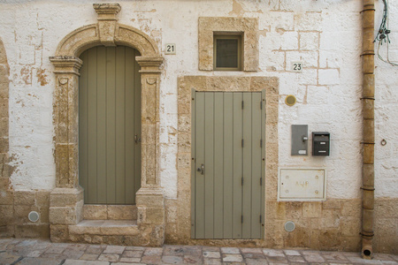 Polignano 一匹母马，建在巴里的岩石上的小镇街景