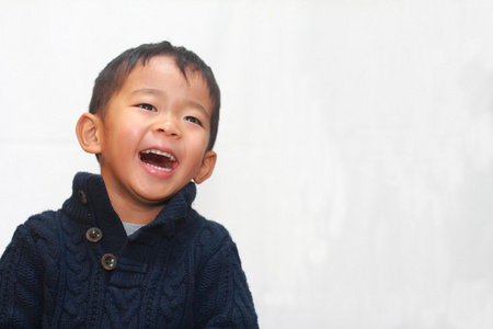 微笑的日本男孩4岁