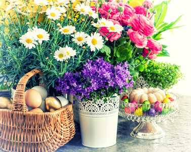 复活节装饰鲜花，鸡蛋，蛋糕。定了调子的复古风格
