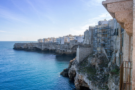 Polignano 一匹母马，风景秀丽的小镇建成对岩的巴里，阿普利亚