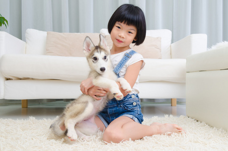 亚洲女孩和宠物