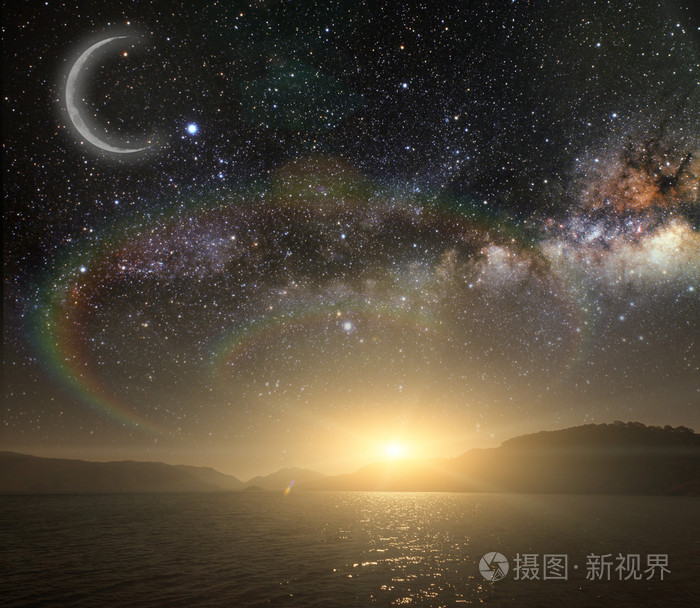 月上反映在大海的背景星空