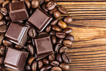 黑巧克力的多维数据集和烘焙过的咖啡豆，顶视图