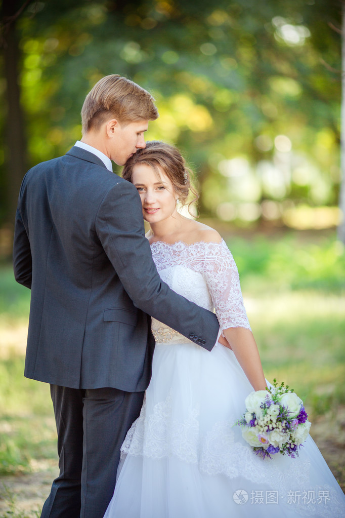 在自己的婚礼上新郎和新娘照片-正版商用图片1mhw1c-摄图新视界