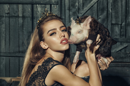 年轻女人和猪