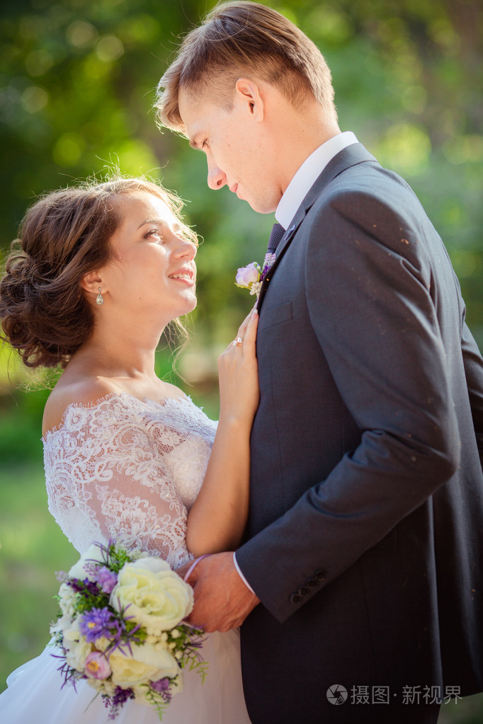 在自己的婚礼上新郎和新娘